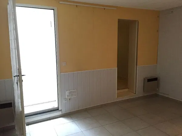 غرفة معيشة; أرضية خشبية, ضوء طبيعي, أسلوب عصري, أسقف عالية