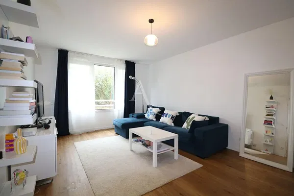 غرفة معيشة; أرضية خشبية, ضوء طبيعي, أسلوب عصري, أسقف عالية