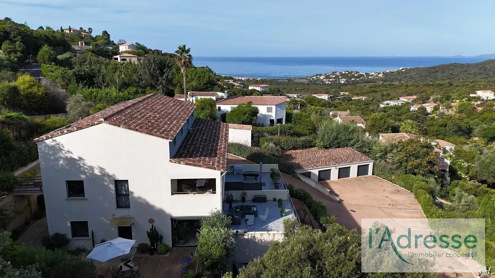 Кухня; кухненски уреди, дървен под, естествена светлина, модерен стил, ремонтиран