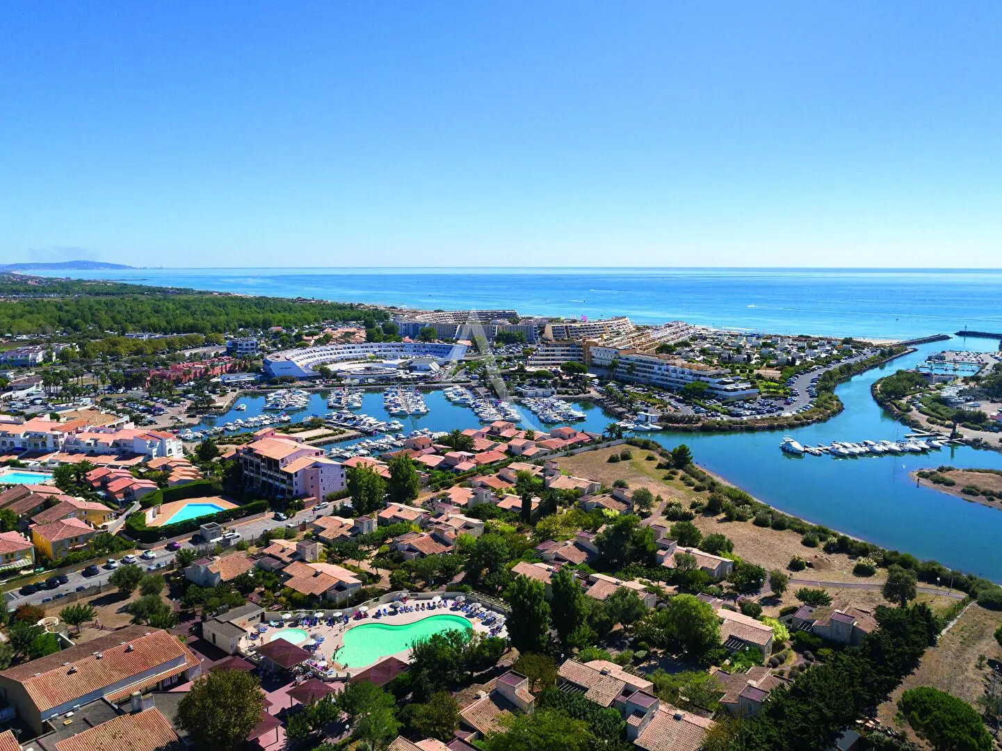 غرفة معيشة; أرضية خشبية, ضوء طبيعي, أسلوب عصري, أسقف عالية