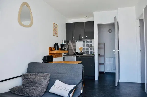 غرفة معيشة; أرضية خشبية, ضوء طبيعي, أسلوب عصري, أسقف عالية