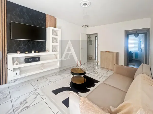 غرفة معيشة; أرضية خشبية, ضوء طبيعي, أسلوب عصري, أسقف عالية