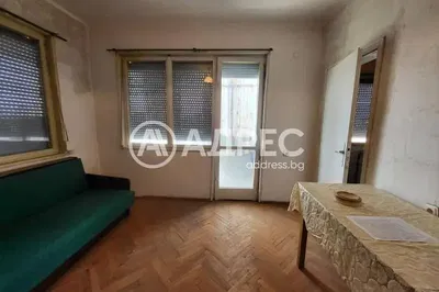 Wohnzimmer; holzboden, tageslicht, moderner stil, hohe decken