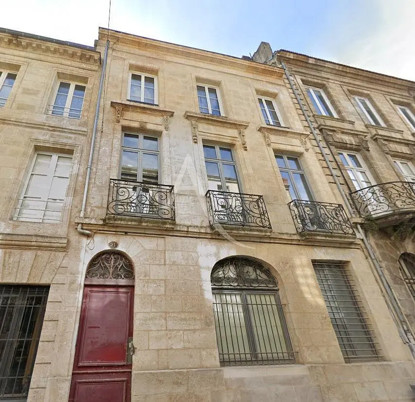 غرفة معيشة; أرضية خشبية, ضوء طبيعي, أسلوب عصري, أسقف عالية