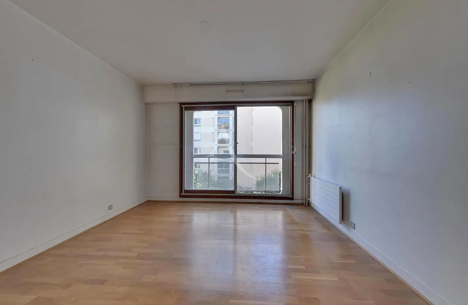 Mutfak; mutfak aletleri, ahşap zemin, doğal ışık, modern stil, tadilatlı