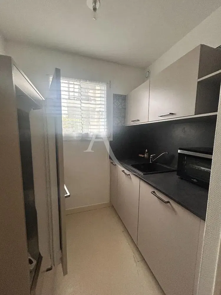 Living room; wood floor, natural light, modern style, high ceiling