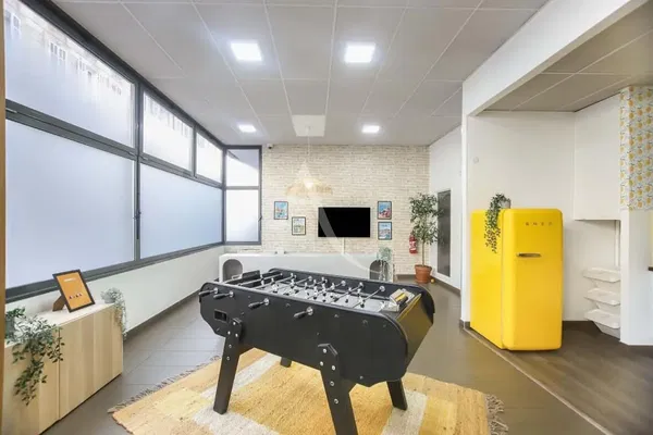 Salon; parquet, lumière naturelle, style moderne, hauteur sous plafond