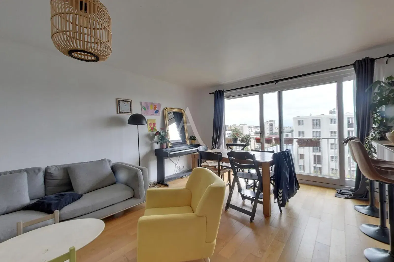 Kuhinja; kućanski aparati, drveni pod, prirodna svjetlost, moderan stil, renoviran