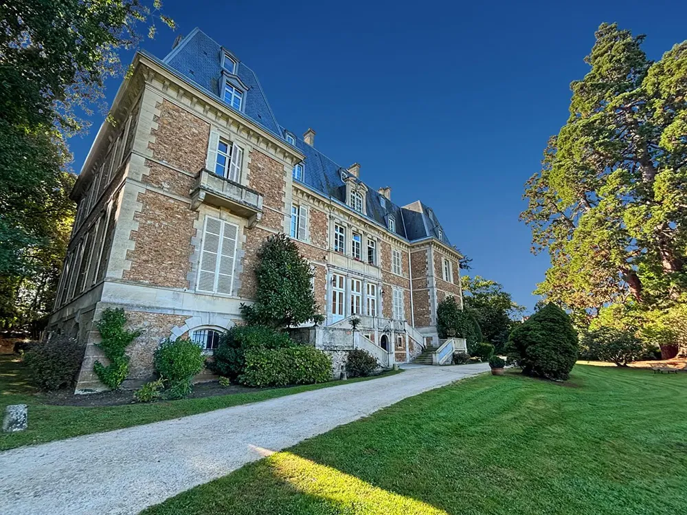 Living room; wood floor, natural light, modern style, high ceiling