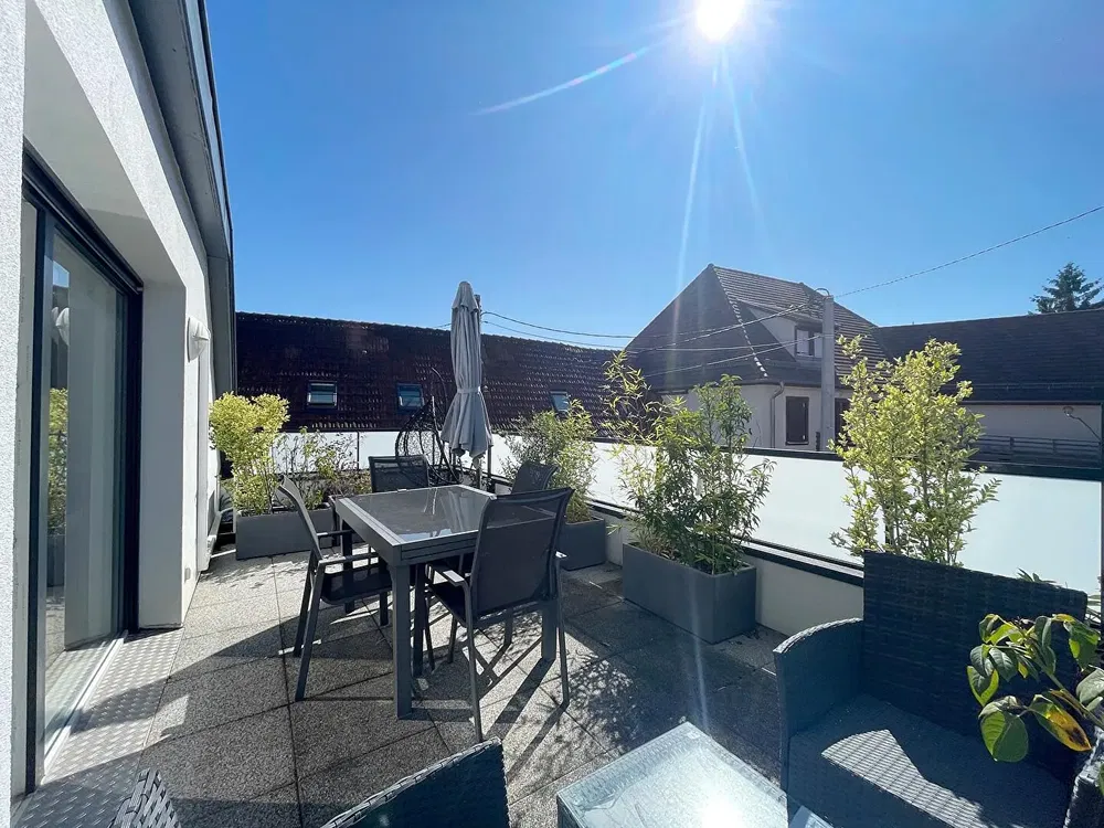 Wohnzimmer; holzboden, tageslicht, moderner stil, hohe decken