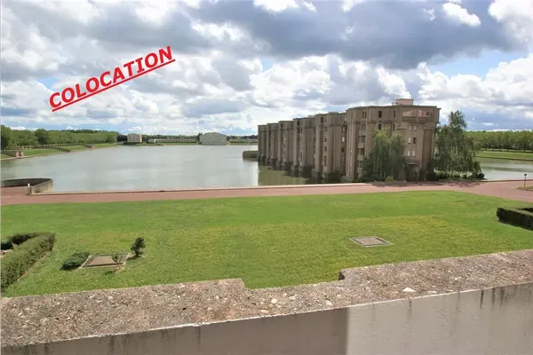 Living room; wood floor, natural light, modern style, high ceiling