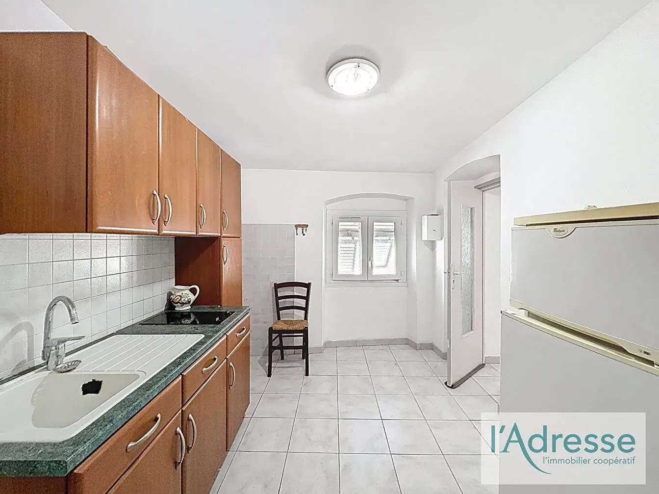 Kuhinja; kuhinjski aparati, drveni pod, prirodno svjetlo, moderni stil, renoviran