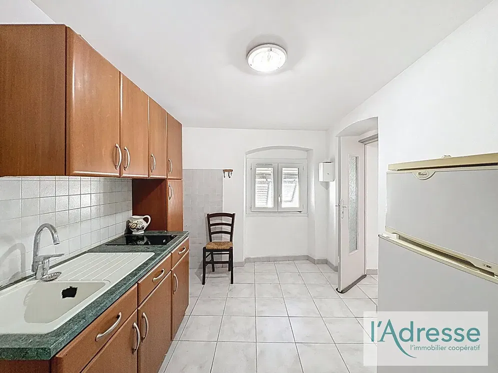 Kuhinja; kuhinjski aparati, drveni pod, prirodno svjetlo, moderni stil, renoviran