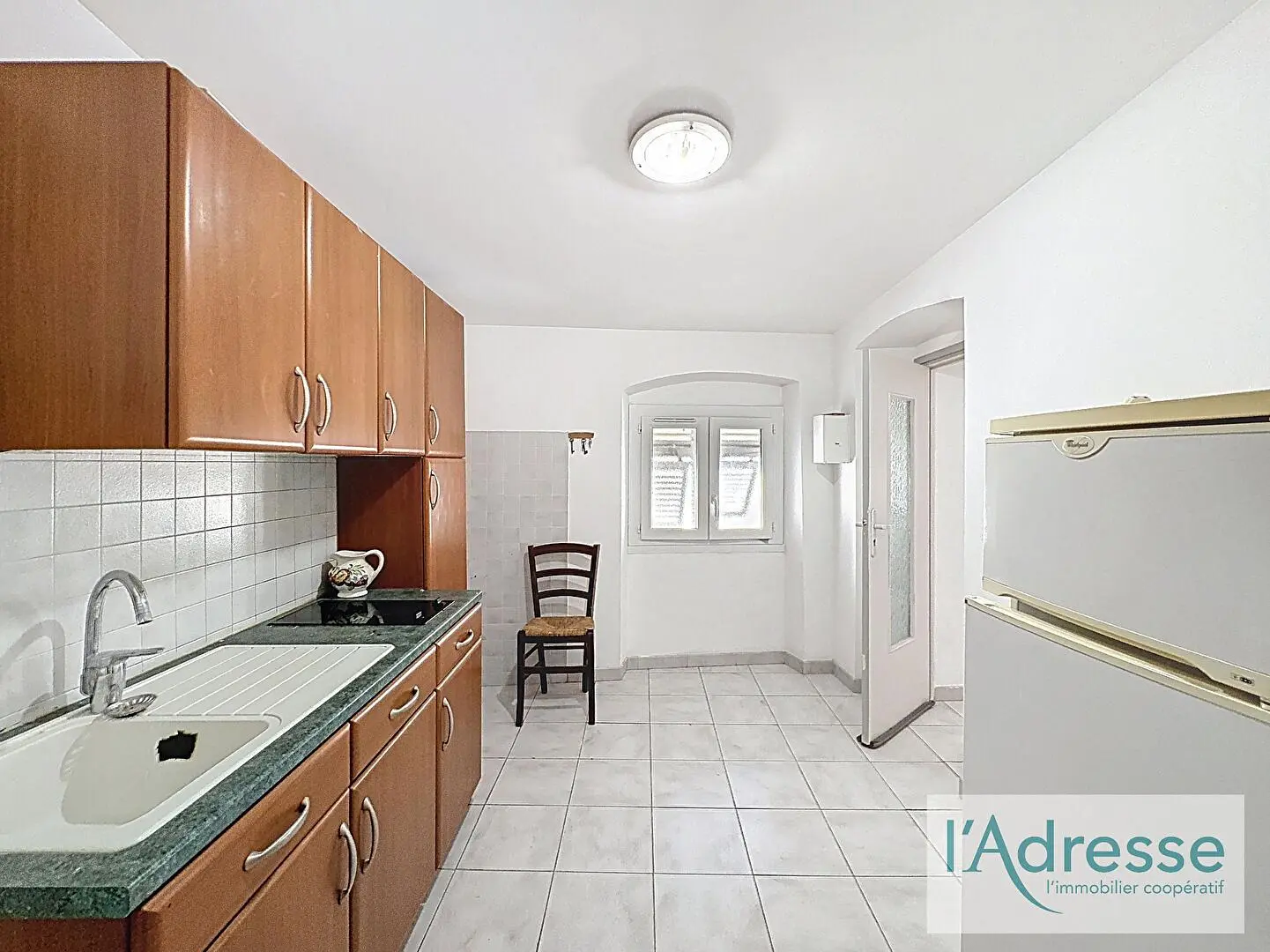 Cuisine; électroménager, parquet, lumière naturelle, style moderne, rénové