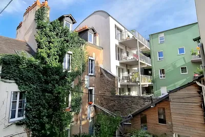 Soggiorno; pavimento in legno, luce naturale, stile moderno, soffitti alti