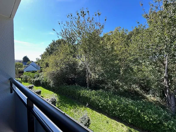 Soggiorno; pavimento in legno, luce naturale, stile moderno, soffitti alti