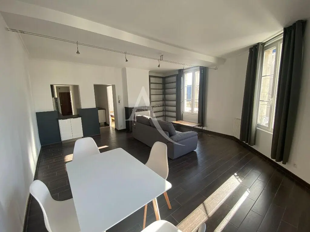 Cozinha; eletrodomésticos, chão de madeira, luz natural, estilo moderno, renovado