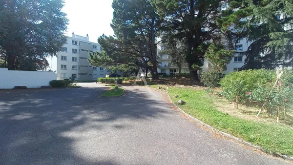 Soggiorno; pavimento in legno, luce naturale, stile moderno, soffitti alti