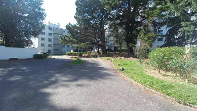 Salon; parquet, lumière naturelle, style moderne, hauteur sous plafond