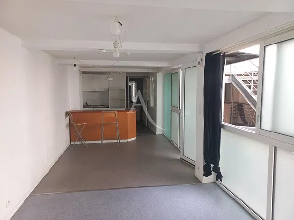 Soggiorno; pavimento in legno, luce naturale, stile moderno, soffitti alti