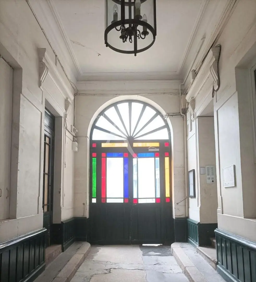 Soggiorno; pavimento in legno, luce naturale, stile moderno, soffitti alti