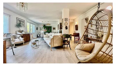 Living room; wood floor, natural light, modern style, high ceiling
