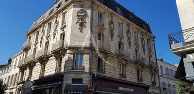 Salon; podłoga drewniana, światło dzienne, styl nowoczesny, wysokie sufity