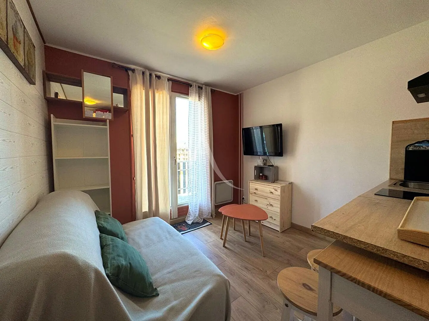 Sala de estar; chão de madeira, luz natural, estilo moderno, teto alto