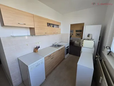 Obývací pokoj; dřevěná podlaha, přirozené světlo, moderní styl, vysoké stropy