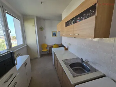 Obývací pokoj; dřevěná podlaha, přirozené světlo, moderní styl, vysoké stropy