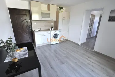 Wohnzimmer; holzboden, tageslicht, moderner stil, hohe decken