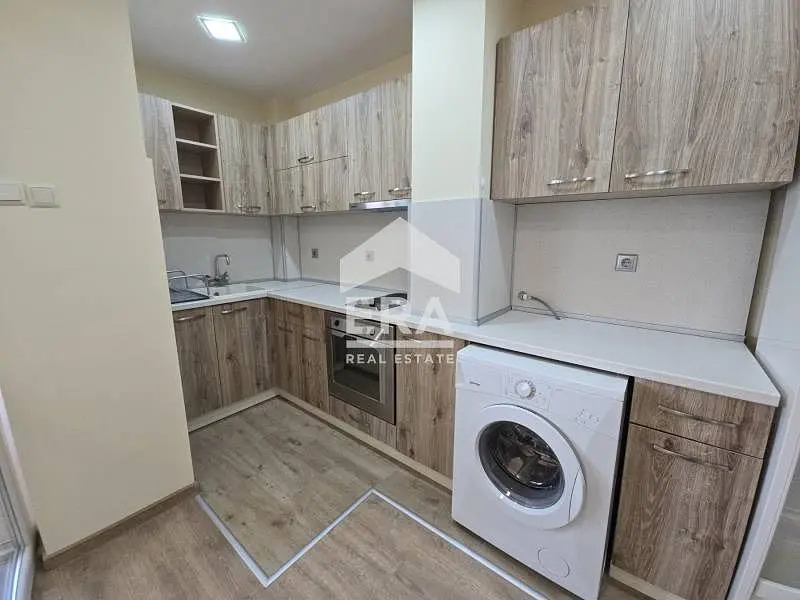 Хол; дървен под, естествена светлина, модерен стил, високи тавани