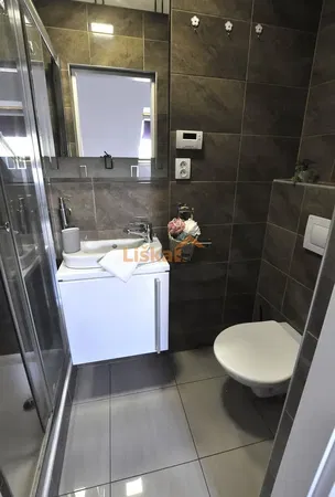 Woonkamer; houten vloer, natuurlijk licht, moderne stijl, hoge plafonds