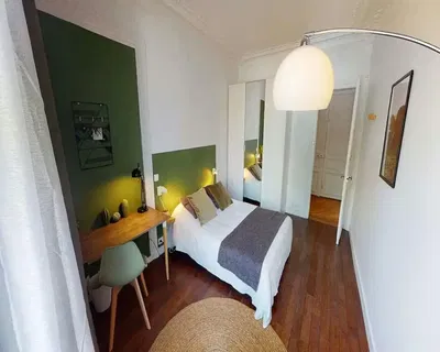 Kuhinja; kućanski aparati, drveni pod, prirodna svjetlost, moderan stil, renoviran