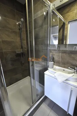 Wohnzimmer; holzboden, tageslicht, moderner stil, hohe decken