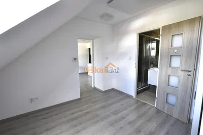 Wohnzimmer; holzboden, tageslicht, moderner stil, hohe decken