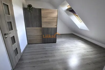 Wohnzimmer; holzboden, tageslicht, moderner stil, hohe decken