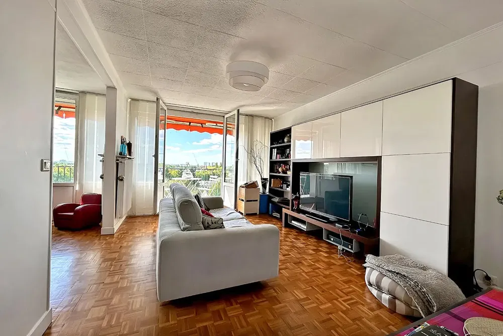 Σαλόνι; ξύλινο πάτωμα, φυσικό φως, μοντέρνο στυλ, ψηλά ταβάνια