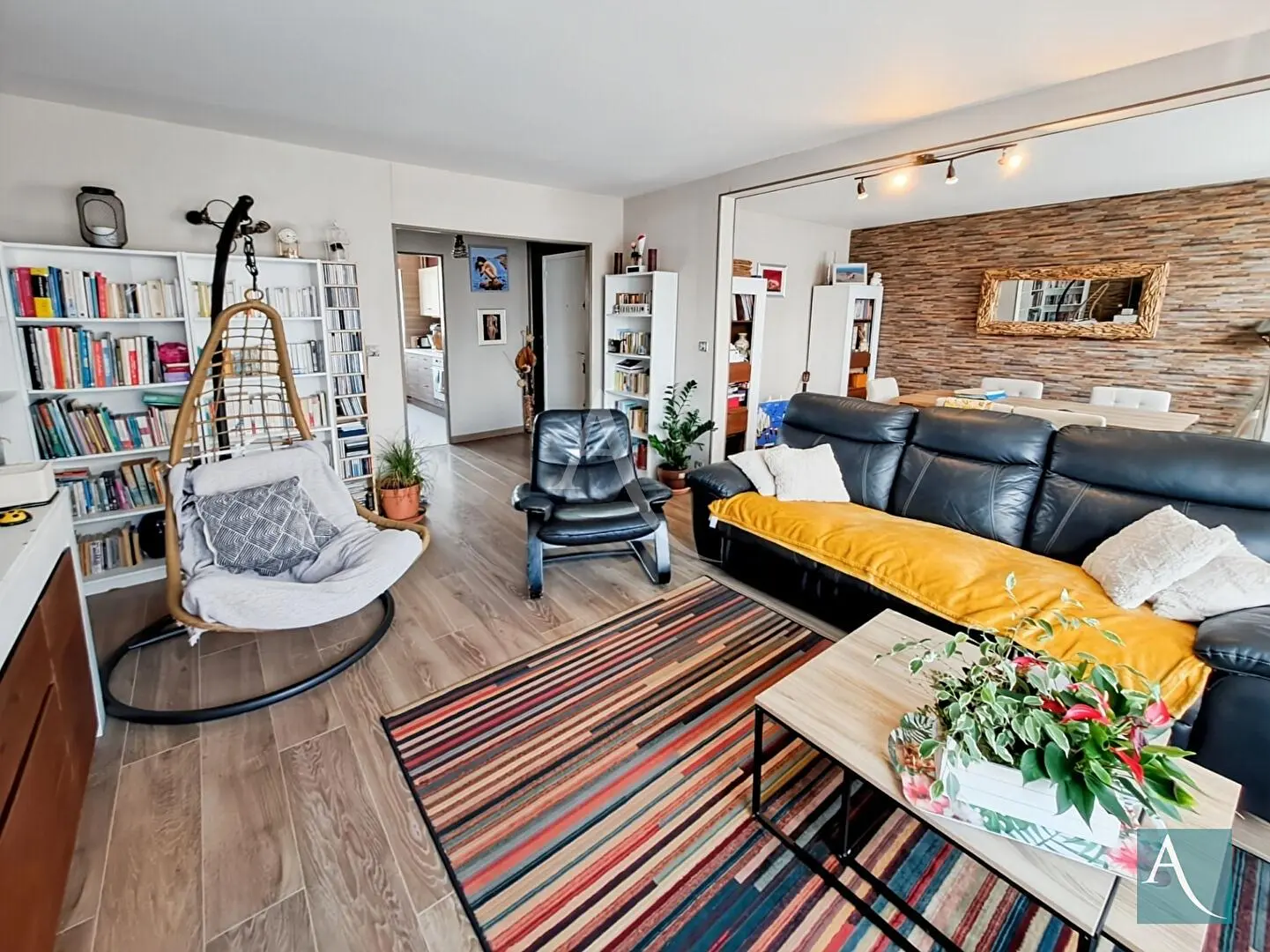 Wohnzimmer; holzboden, tageslicht, moderner stil, hohe decken