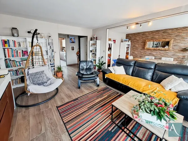 Σαλόνι; ξύλινο πάτωμα, φυσικό φως, μοντέρνο στυλ, ψηλά ταβάνια