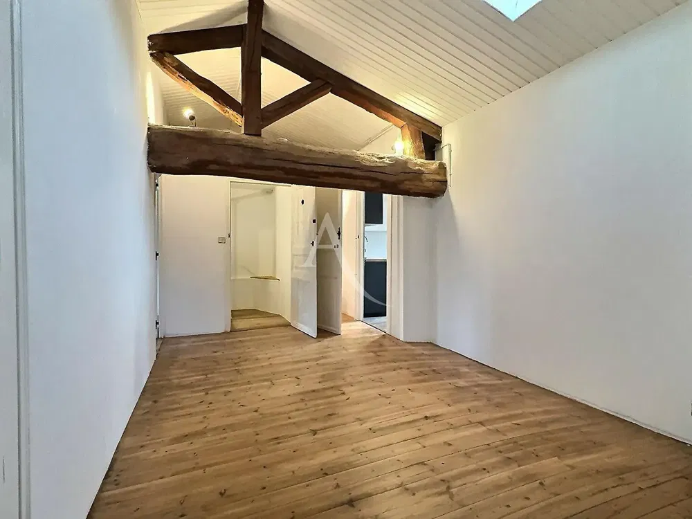 Kuchnia; sprzęt kuchenny, podłoga drewniana, światło dzienne, styl nowoczesny, wyremontowany