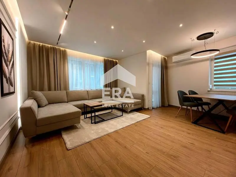 Dnevna soba; drveni pod, prirodno svjetlo, moderni stil, visoki plafoni