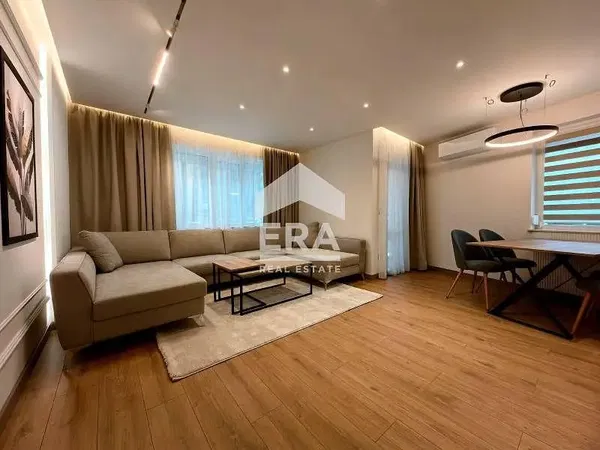 Dnevna soba; drveni pod, prirodno svjetlo, moderni stil, visoki plafoni