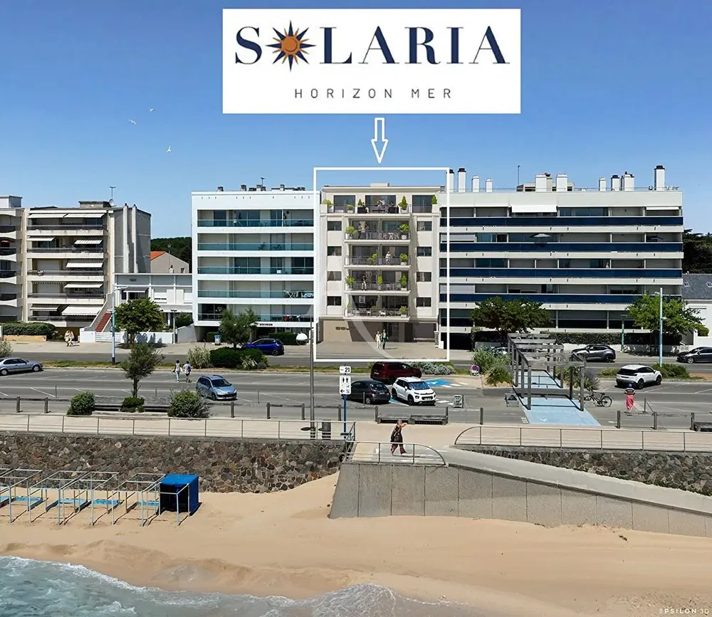 Wohnzimmer; holzboden, tageslicht, moderner stil, hohe decken