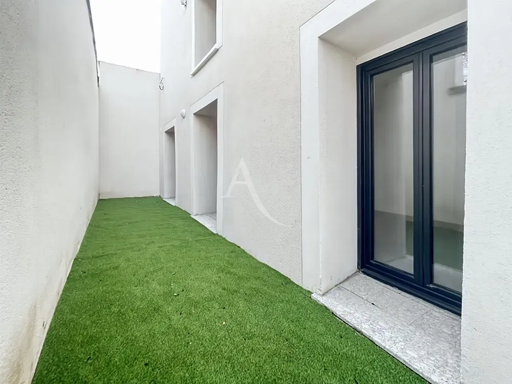 Σαλόνι; ξύλινο πάτωμα, φυσικό φως, μοντέρνο στυλ, ψηλά ταβάνια