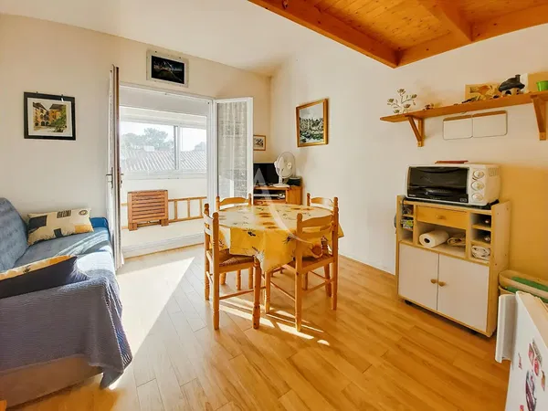 Σαλόνι; ξύλινο πάτωμα, φυσικό φως, μοντέρνο στυλ, ψηλά ταβάνια