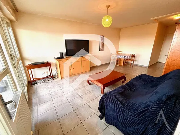 Хол; дървен под, естествена светлина, модерен стил, високи тавани