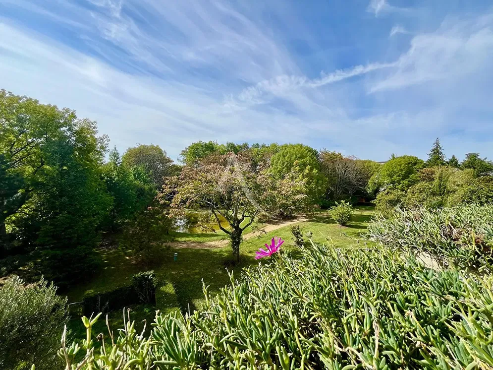 Obývačka; drevená podlaha, prirodzené svetlo, moderný štýl, vysoké stropy