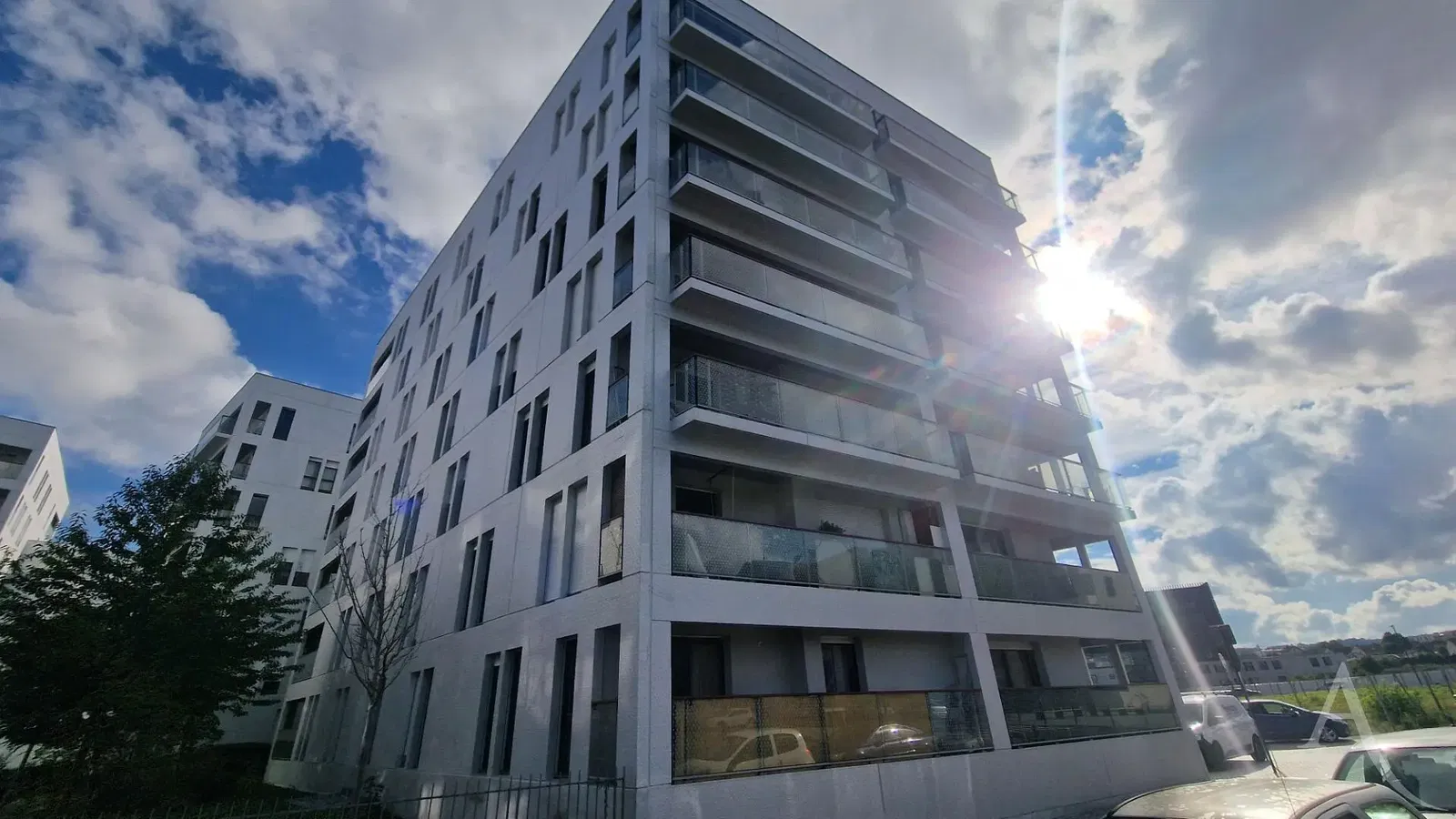 Obývačka; drevená podlaha, prirodzené svetlo, moderný štýl, vysoké stropy