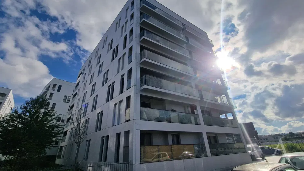 Obývačka; drevená podlaha, prirodzené svetlo, moderný štýl, vysoké stropy